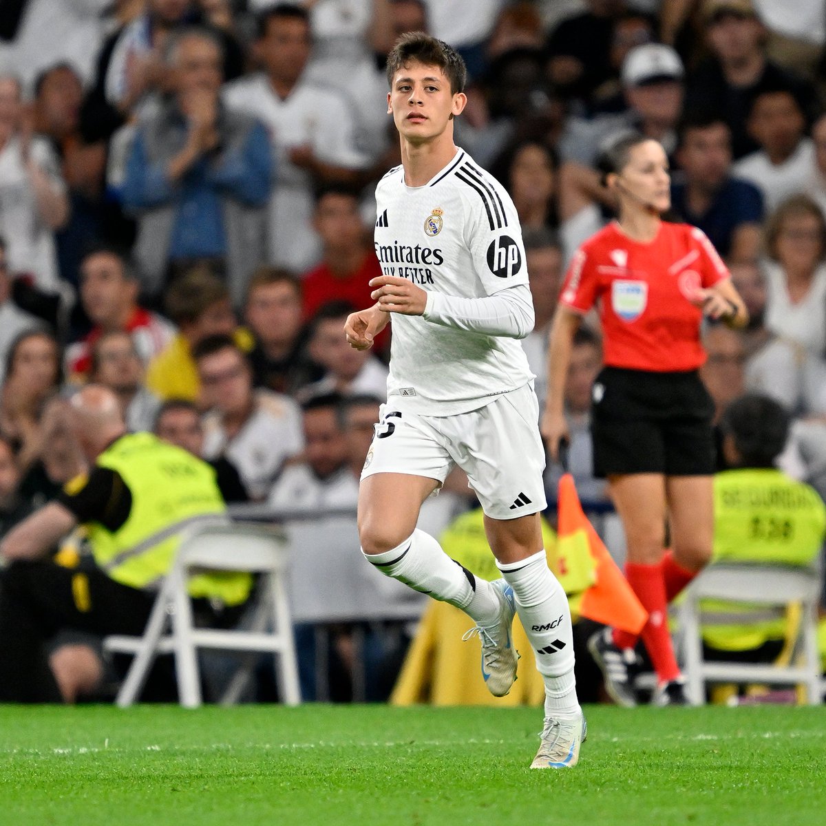 mackolik's tweet photo. Jose Mourinho, sezon başı Arda Güler'in Fenerbahçe'ye kiralanması için Real Madrid ile doğrudan iletişime geçti.

Real Madrid, Arda'nın bu sezon daha fazla gelişim kaydedebileceğine inandığı için bu teklifi reddetti.

📰 Marca https://t.co/1bVTCo601f