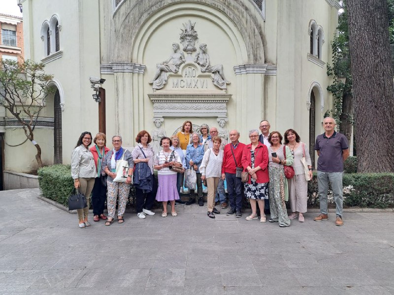 FAlbihar's tweet photo. 👉Esta mañana hemos realizado con las personas mayores del programa "Albihar Escucha y Acompaña" y @siempreacomgr la ruta de Descubrir Granada de este mes.

📍Hemos visitado la Subdelegación de Gobierno de Granada, en Gran Vía,  y los alrededores. https://t.co/pQs3TTGI5q