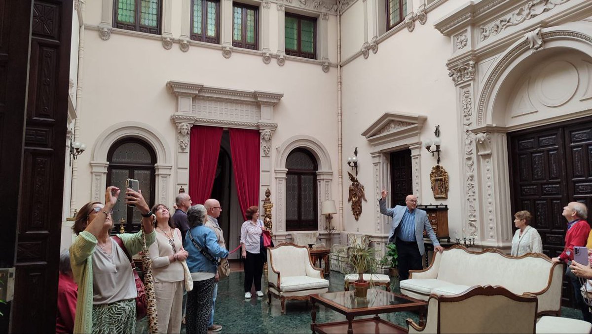 FAlbihar's tweet photo. 👉Esta mañana hemos realizado con las personas mayores del programa "Albihar Escucha y Acompaña" y @siempreacomgr la ruta de Descubrir Granada de este mes.

📍Hemos visitado la Subdelegación de Gobierno de Granada, en Gran Vía,  y los alrededores. https://t.co/pQs3TTGI5q