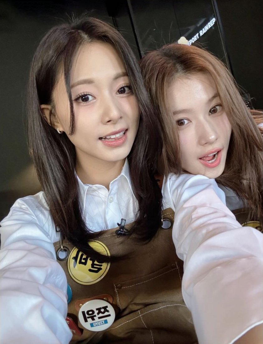 godmitzu's tweet image. SANA AND TZUYU OMG