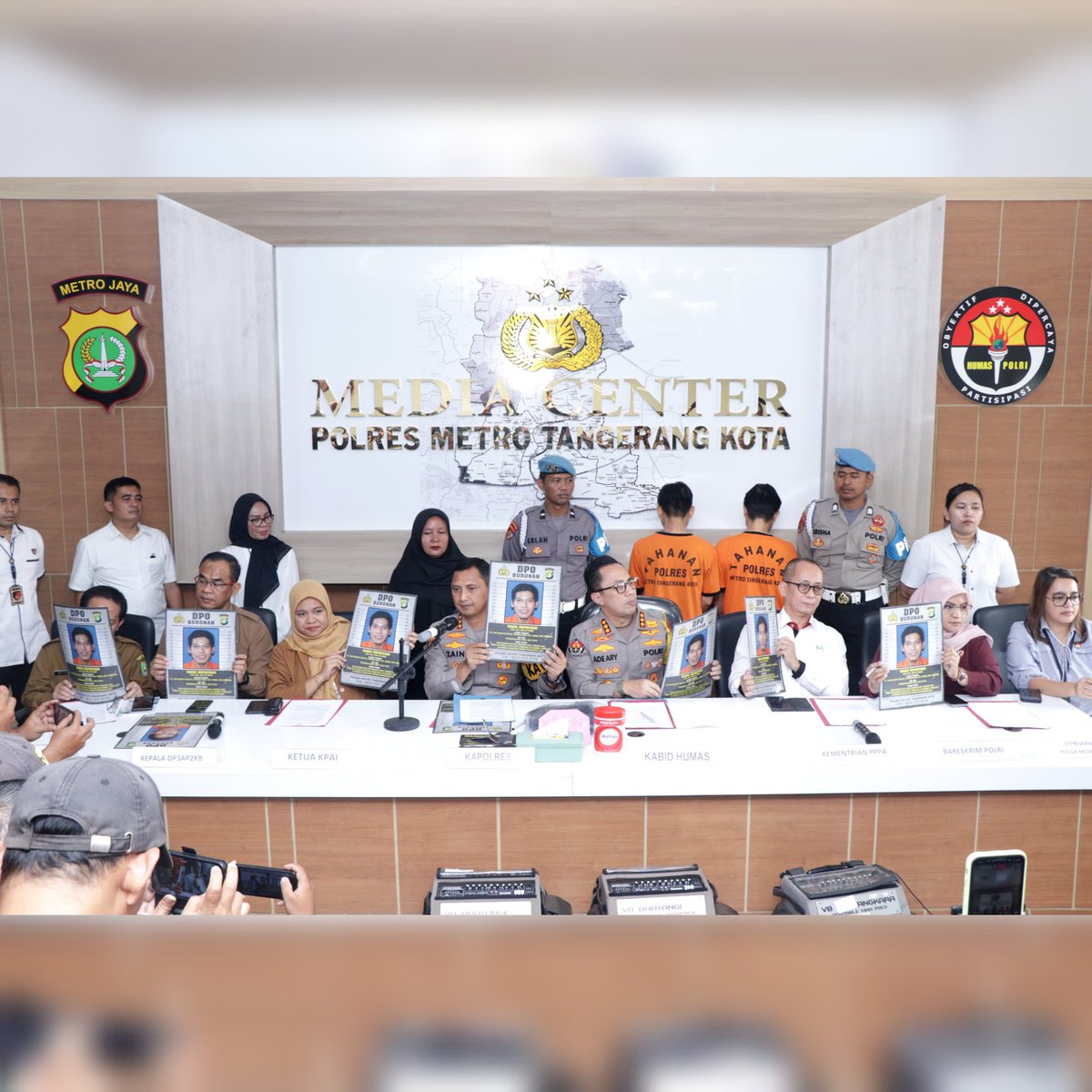 Kapolres Metro Tangerang Kota Kombes Pol Zain Dwi Nugroho S.H., S.I.K,.M.Si., didampingi Kabid Humas Polda Metro Kombes Pol H. Ade Ary Syam Indradi, S.H.,S.I.K., M.H. pimpin Press Release terkait kasus pencabulan yang terjadi di Panti Asuhan Darussalam An'Nur Kec. Pinang