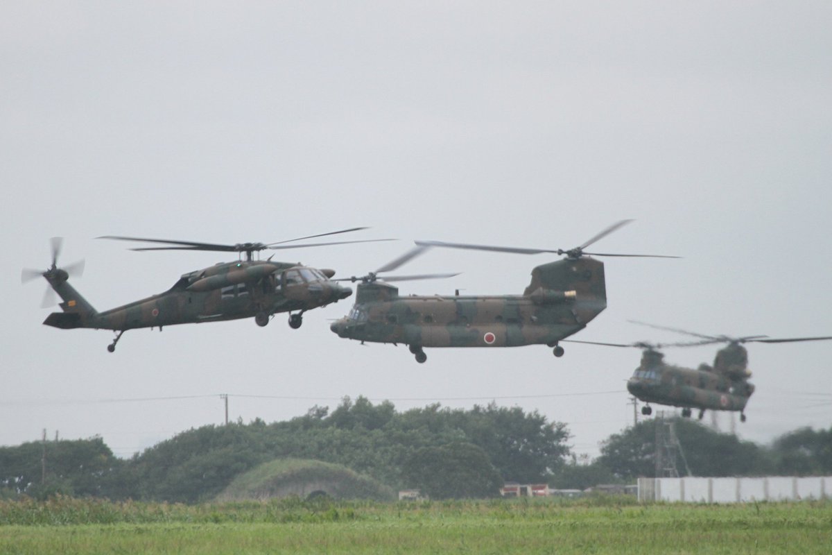 TsuuNaka1004's tweet photo. 2024-10-05 木更津航空祭①

#陸上自衛隊 #木更津駐屯地 
#EC225LP #CH47J #AH1S #OH1 #UH60JA https://t.co/4wRSnXZbCP