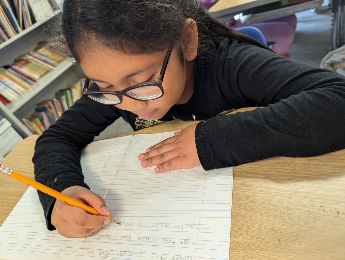 EscuelaKeyAPS's tweet photo. This week, third graders in Mr. Parent's class are starting their writing journals by coming up with their own ending to one of the chapters in the classic story The Wind in the Willows. #somoskey https://t.co/wHmqEFRP7s