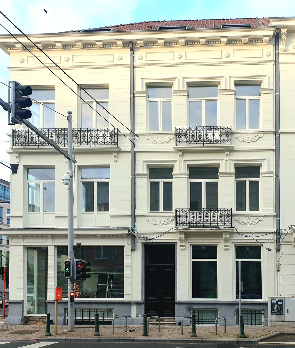 #ixelles chantier Couronne/Rodin (suite) : les balcons en fer forgé sont de retour 🤩
