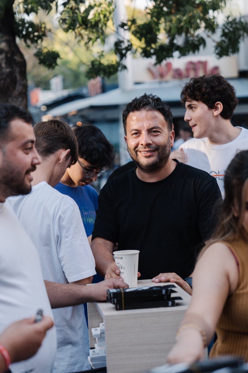 zoreaksesuar's tweet image. Ankara’da açtığımız iki yeni Zore Premium mağazamızın heyecanını paylaşmaktan büyük mutluluk duyuyoruz! Açılış etkinliğimize katılan tüm değerli müşterilerimize, misafirlerimize ve iş ortaklarımıza yürekten teşekkür ederiz. 🤝
#Zore #ZorePremium #ShiftDelete #Ankara #Teknoloji