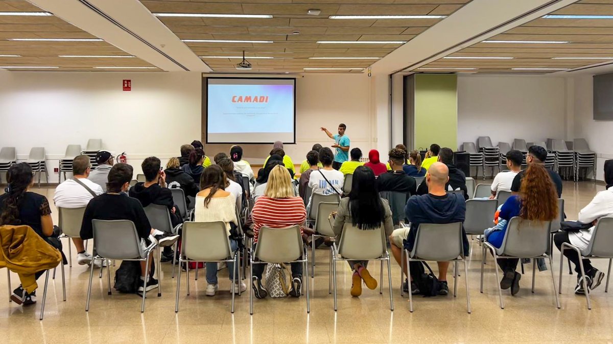TrsOcupacio's tweet photo. 📢 El supermercat CAMADI, va dur a terme una xerrada de "Professionals a mà", on les persones assistents van poder descobrir les #oportunitatslaborals disponibles i la filosofia de l'empresa, destacant la importància que tenen en la comunitat de Ca n'Anglada. https://t.co/ZG2hT4AIkB