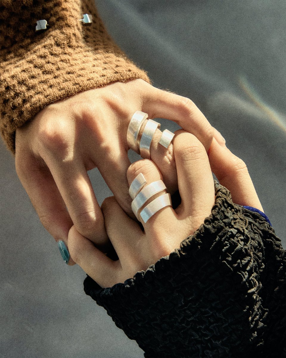 _adererror's tweet photo. Introducing jewelry items with the aesthetics of curves.
#ADERERROR #์๋์๋ฌ
#ADER24FW #MicrotoMacro https://t.co/1HAktVXUg3