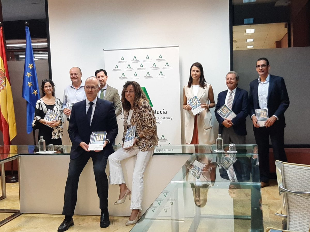 ctpdandalucia's tweet image. 👉 Lanzamos la ‘Guía sobre Protección de #DatosPersonales para centros educativos’, un manual que responde a las dudas que surgen en toda la #ComunidadEducativa en la gestión y tratamiento de los datos y un trabajo compartido con @EducaAnd. 

📎 ctpdandalucia.es/noticias/el-co…