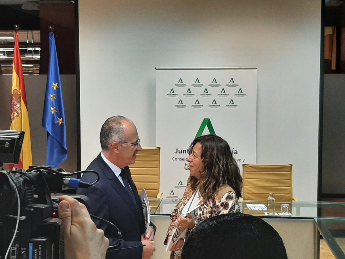 ctpdandalucia's tweet image. 👉 Lanzamos la ‘Guía sobre Protección de #DatosPersonales para centros educativos’, un manual que responde a las dudas que surgen en toda la #ComunidadEducativa en la gestión y tratamiento de los datos y un trabajo compartido con @EducaAnd. 

📎 ctpdandalucia.es/noticias/el-co…