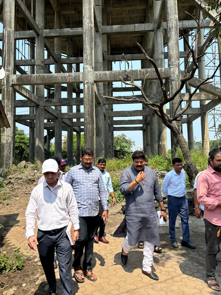 rajupatilmanase's tweet photo. २७ गावांच्या पाणी टंचाईवर कायमची मात करण्यासाठी अमृत योजनेच काम २०१९ पासून सुरू आहे. या योजनेसाठी वाढीव पाणी कोटा मिळावा म्हणून शासन स्तरावर वेळोवेळी पाठपुरावाही केला. 

योजनेच काम सुरू करताना, जलकुंभांसाठी जागा उपलब्ध नसल्या कारणाने अनेक काम रखडली होती. यामुळेच मी स्वतः पाठपुरावा करून जलकुंभांसाठी जागा उपलब्ध करून घेतल्या आणि रखडलेल्या सर्व जलकुंभांची काम प्रगतीपथावर सुरु केली. मात्र काम सुरू असताना देखील २७ गावातील जनतेला मोठ्या प्रमाणावर पाणी टंचाईचा सामना करावा लागतोच आहे. 

याचमुळे आज केडीएमसीचे कार्यकारी अभियंता श्री. शैलेश कुलकर्णी व त्यांच्या सहकाऱ्यांसमवेत दावडी, सोनारपाडा,कोळे, संदप, नांदिवली,सागावं या गावांमध्ये सुरू असलेल्या जलकुंभांच्या कामांचा त्वरित आढावा घेतला. तसेच ज्या परिसरात सर्वाधिक पाणी टंचाई निर्माण झाली आहे त्या भागात तातडीने पाणी पुरवठा करण्यास प्राधान्य देण्याची सूचना देखील केडीएमसी अधिकाऱ्यांना केली. 

यावेळी महाराष्ट्र नवनिर्माण सेनेचे डोंबिवली शहर अध्यक्ष श्री.राहुल कामत, श्री सुदेश चुडानाईक  यांसह महाराष्ट्र सैनिक सहकारी व ग्रामस्थ उपस्थित होते.