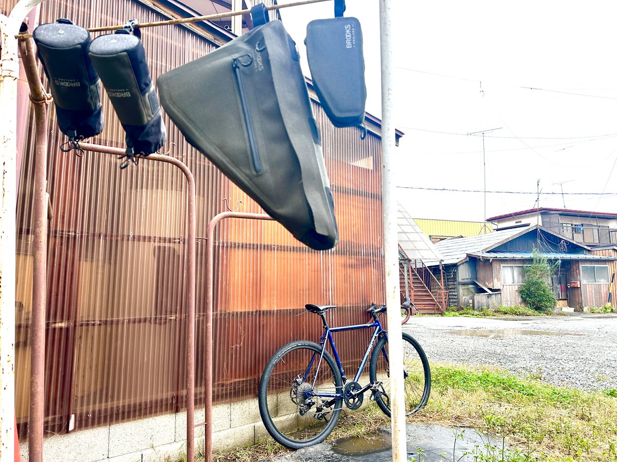 RyoheiOguchi's tweet photo. 162カ国目パキスタン自転車冒険旅に向けて準備。
フィールドに合わせてバイクとギアをチョイスする頼みし\(^o^)/
#surlystraggler
#brooks https://t.co/SEeSjGseRO