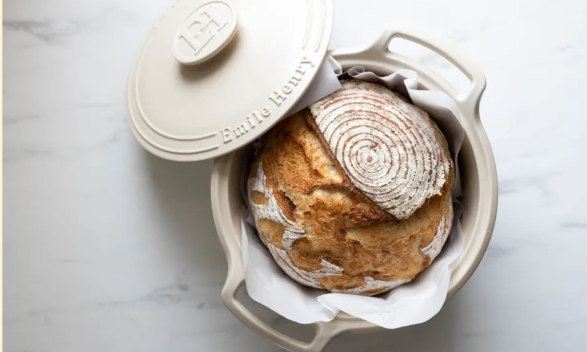 sebfarhafirobin's tweet image. From crispy crusts to perfect rises, your Dutch oven can do it all! 🍞 Discover the secrets to choosing the right one for flawless bread. #BreadBakingTips #DutchOvenEssentials