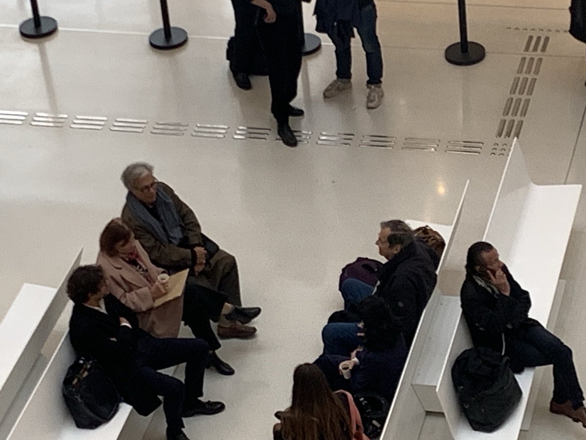 Valdiguie's tweet image. Tout le #Canard est là pour le procès de ses deux patrons historiques, Michel Gaillard et Nicolas Brimo, soupçonnés d’un emploi fictif. Toute une famille déchirée et dans la salle d’audience une ambiance d’enterrement…