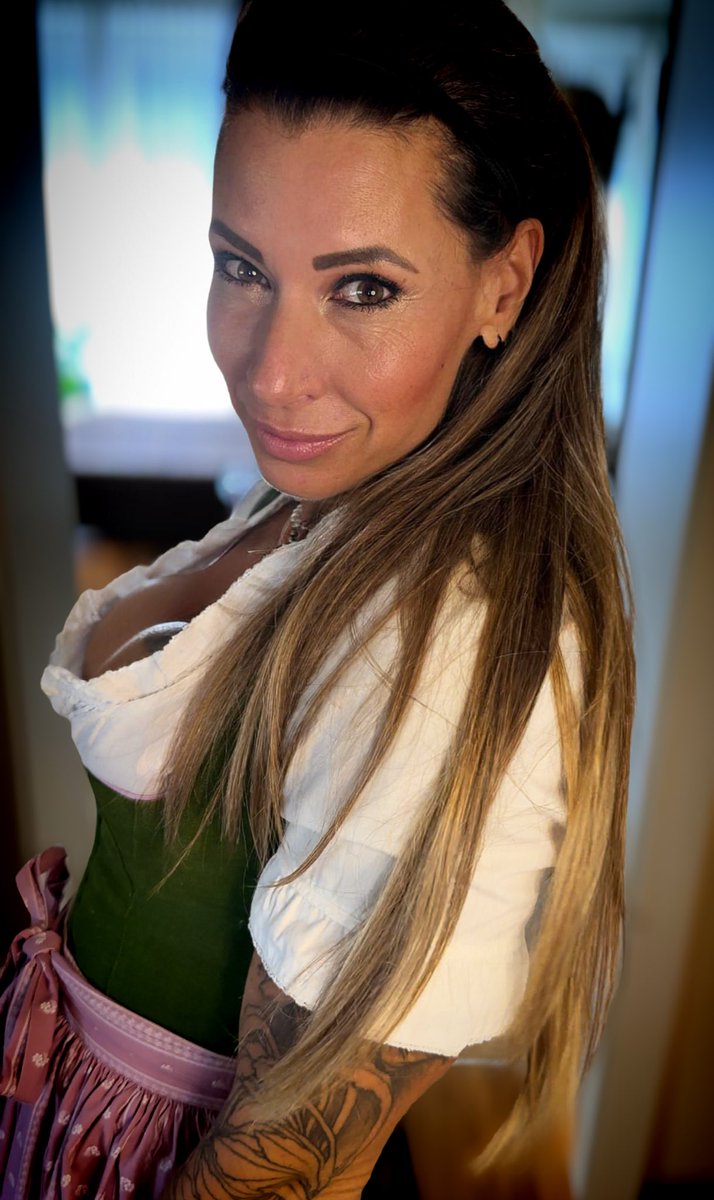 SGymcrush's tweet photo. BeDIFFERENT
#dirndl #autumn2024 #WeekendVibes #bedifferent #girlsside #alsome https://t.co/eqDkUMsW6k