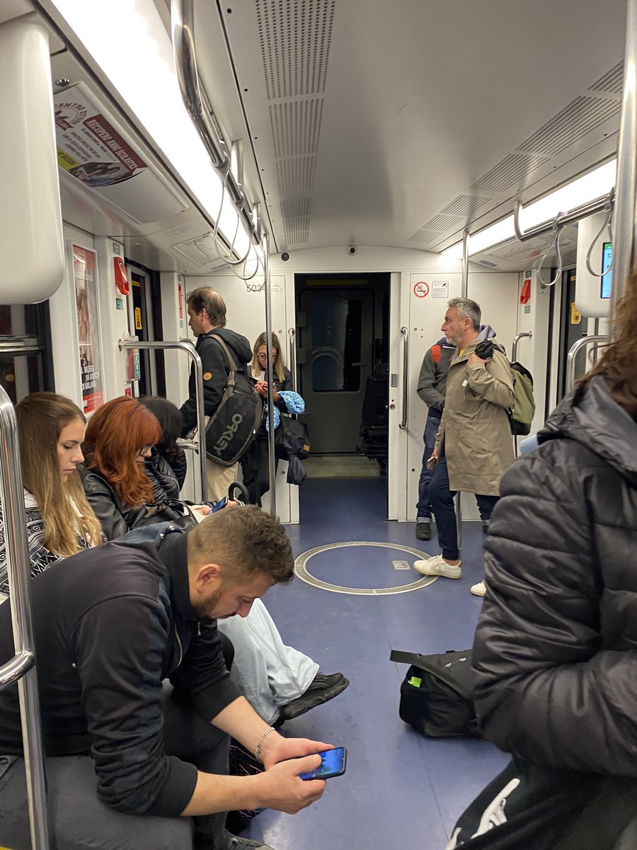 simobarrato's tweet photo. @atm_informa sull’unità 5034 di M2 è stata lasciata aperta la porta della cabina di coda. https://t.co/eBwrSD8iZF