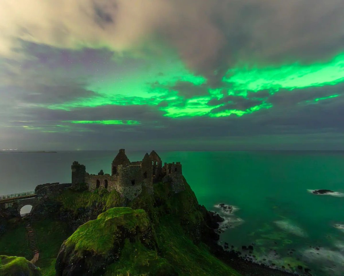 Dunluce Castle, on County Antrim’s Causeway Coast, suitably illuminated under a green glow of last night’s Aurora Borealis display in the skies over Northern Ireland. 💚

📸 Ciaran Haren