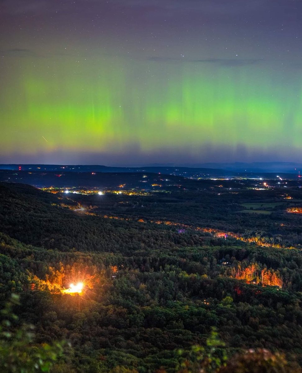 The northern lights, as seen from Thacher Park last night 🌌

📸: <a href="/Tony_Colasurdo/">Tony Colasurdo</a>