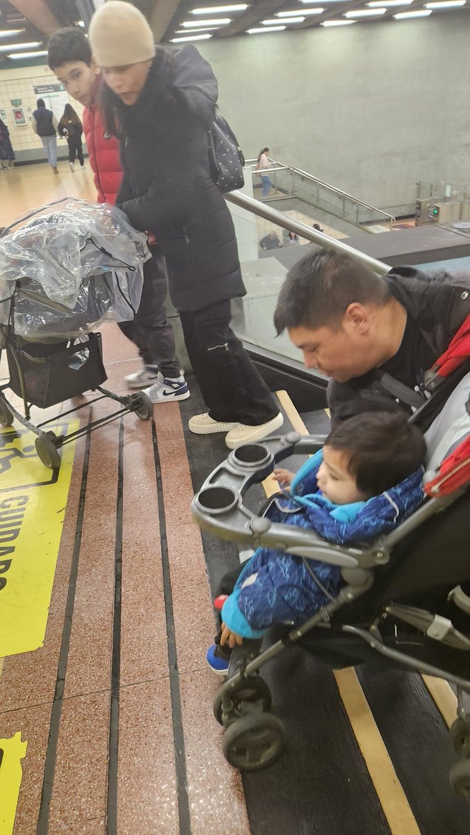 MARIBI_ALARCON's tweet photo. @metrodesantiago  horrible servicio, y así suben las tarifas como si nada https://t.co/yMSKFgaKTY