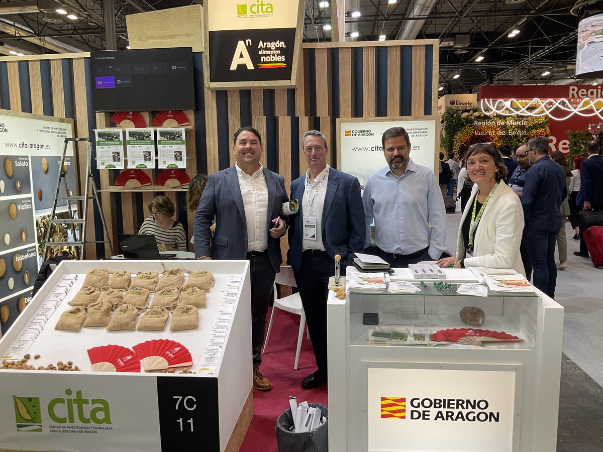 CITAAragon's tweet photo. El director gerente del CITA Miguel Gutiérrez, la investigadora de Ciencia Vegetal Mª José Rubio y la técnico Mayte Espiau participan en @FruitAttraction promocionando patentes de almendro y de portainjertos, como el #PILOWRED https://t.co/s8OTZh9vjv