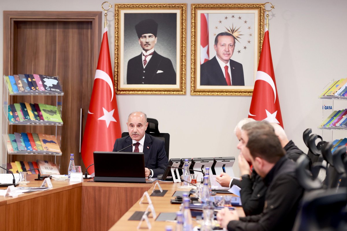 T.C. İçişleri Bakanlığı (@tc_icisleri) on Twitter photo Bakan Yardımcımız Sayın <a href="/mehmetaktas023/">Mehmet Aktaş</a> Başkanlığında Uluslararası Afet Risklerinin Azaltılması Günü kapsamında 81 il Valiliği ile İl Afet Risk Azaltma Planı (İRAP) Değerlendirme Konulu Video Konferans toplantımızı gerçekleştirdik.
#TürkiyeninHuzuru🇹🇷 Bakan Yardımcımız Sayın <a href="/mehmetaktas023/">Mehmet Aktaş</a> Başkanlığında Uluslararası Afet Risklerinin Azaltılması Günü kapsamında 81 il Valiliği ile İl Afet Risk Azaltma Planı (İRAP) Değerlendirme Konulu Video Konferans toplantımızı gerçekleştirdik.
#TürkiyeninHuzuru🇹🇷