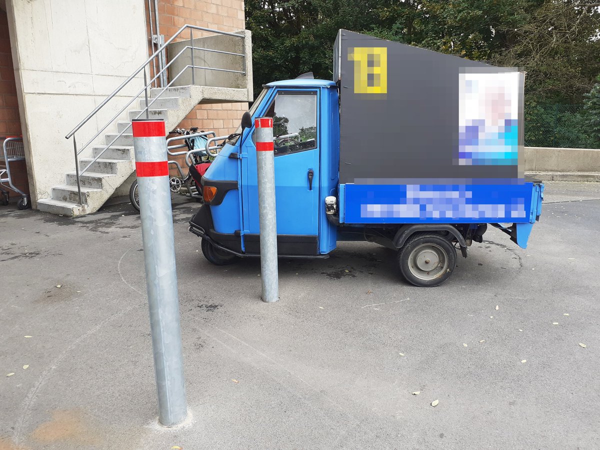 viltoscope's tweet photo. En cette période électorale, ou pensez-vous que certains candidats abandonnent leur tuk-tuk publicitaire sur un parking de supermarché à Nivelles?
Contre le stationnement vélo, pardi! (oui, littéralement contre: la benne frotte sur les arceaux pour éviter les potelets...) 🙄 https://t.co/8pkOJEk30H