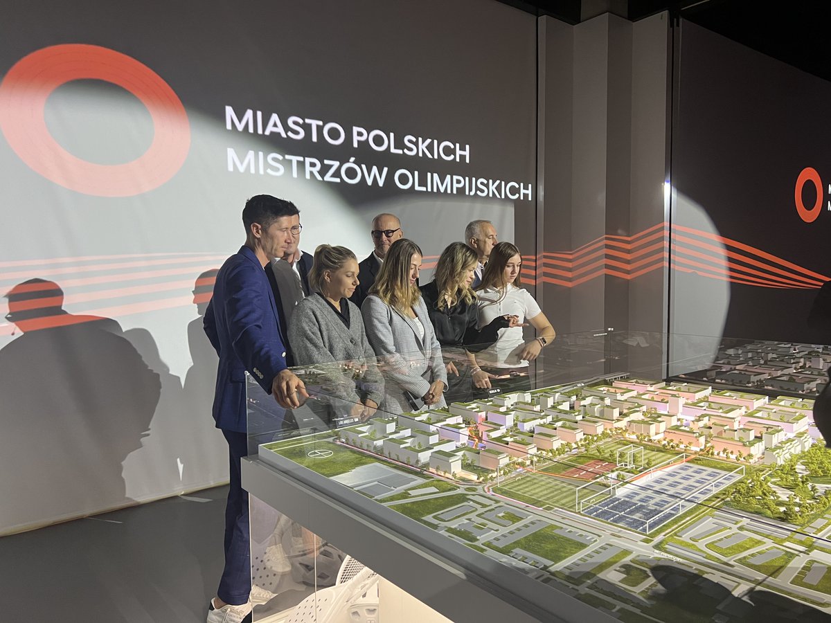 An autonomous minibus for new residential areas? Definitely yes! The #BleesBB1 was showcased at the Profbud inauguration for the City of Polish Olympic Champions. This eco-friendly #ModernSpace promotes a healthy lifestyle and sustainable transportation.
#SmartMobility
