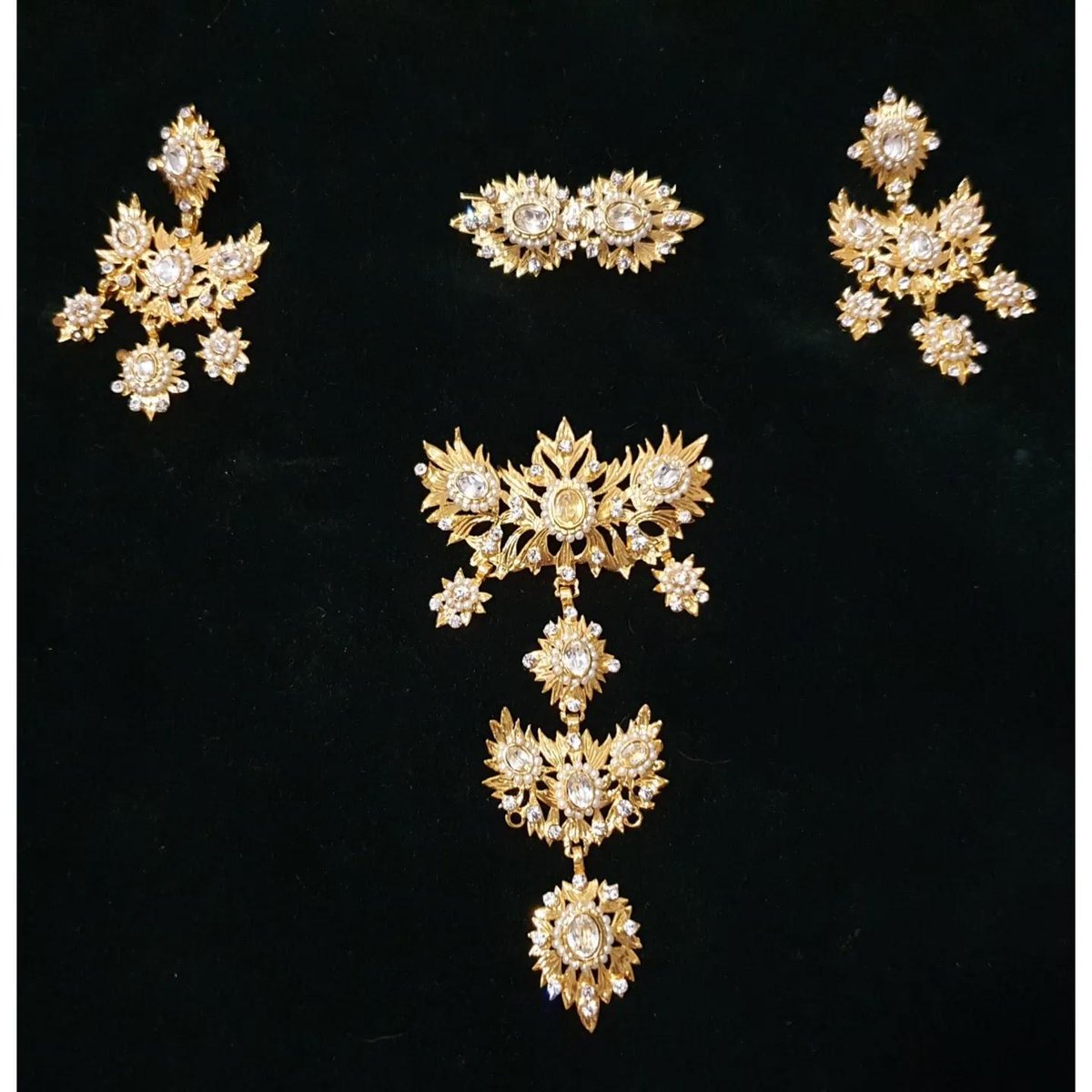 🔴⚪ El pasado sábado, nuestra querida <a href="/HdadFerroRoda/">Hdad. Ferroviarios La Roda de Andalucía</a> hizo entrega de un hermoso presente a Ntra. Sra. del Pilar en su Mayor Dolor. 

➡️ Se trata de juego de joyas isabelinas del siglo XVIII en plata sobredorada adquiridas en anticuario.