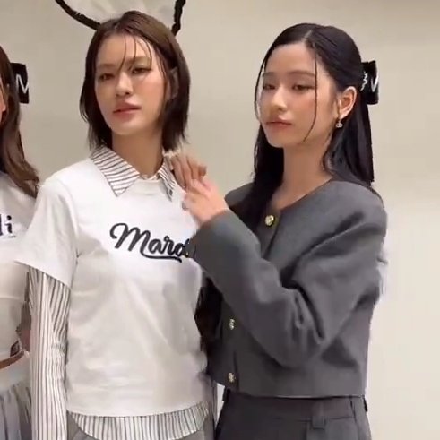 kuetubi's tweet image. she was looking at emi first before she puts her hands on emi's shoulder😂🤏🏻 #tontawan