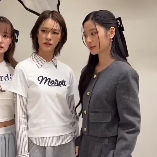 kuetubi's tweet image. she was looking at emi first before she puts her hands on emi's shoulder😂🤏🏻 #tontawan