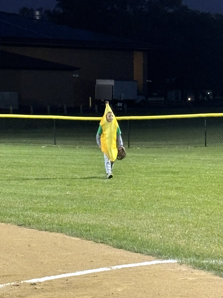 GYBA_Official's tweet photo. Continuing the tradition of the 10U/11U Savannah Banana game to end the season! There was a lot of dancing, laughing and even some fans making outs! What a fun night! @TheSavBananas 
#savannahbananas #savannahbananagame https://t.co/mjK3Ym7cS6