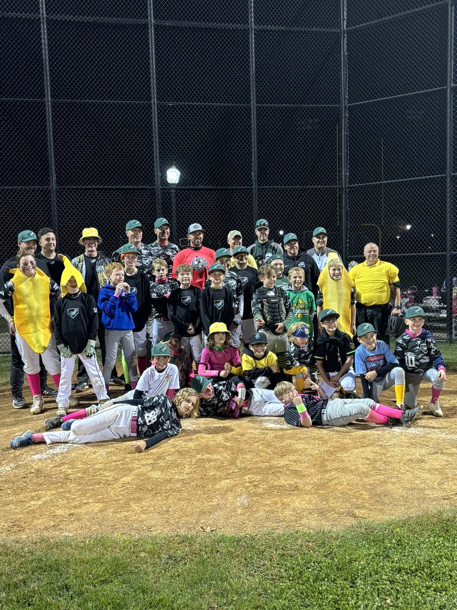 GYBA_Official's tweet photo. Continuing the tradition of the 10U/11U Savannah Banana game to end the season! There was a lot of dancing, laughing and even some fans making outs! What a fun night! @TheSavBananas 
#savannahbananas #savannahbananagame https://t.co/mjK3Ym7cS6