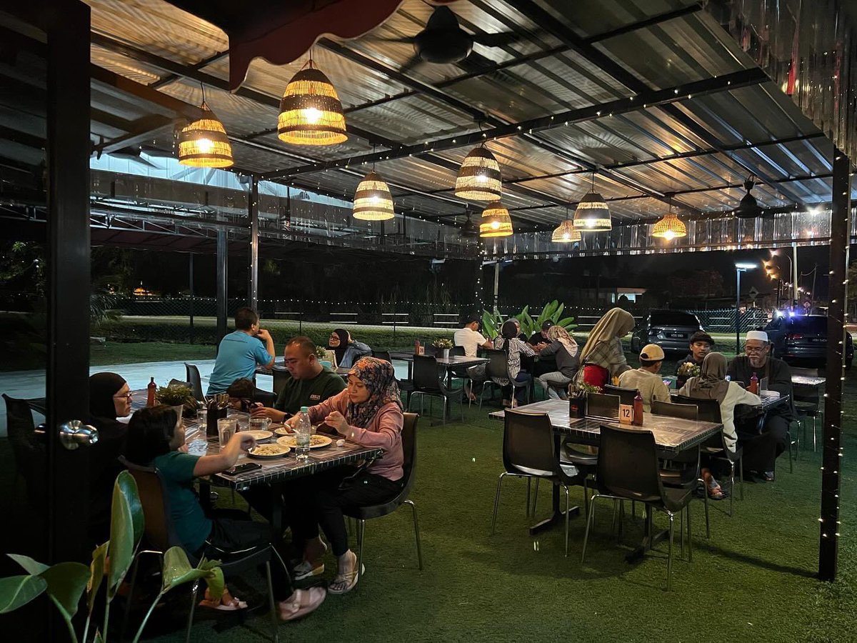 SenawangTV's tweet photo. PIZZA HOMEMADE DI KG AMPANGAN

Memang layan! Mana peminat western nak suasano kg ayuh ke La Strada Pizzaria.
 
Yang best Pizza Homemade adunan sendiri.

✅Pizza Chicken Dukati
✅Pizza Lamb Zarko
✅Beef Steak Mamola

📍La Strada Pizzaria, Kg. Baru Jln Ampangan
⏰5:30 PM - 11:00 PM https://t.co/Aur4Wn1PNV