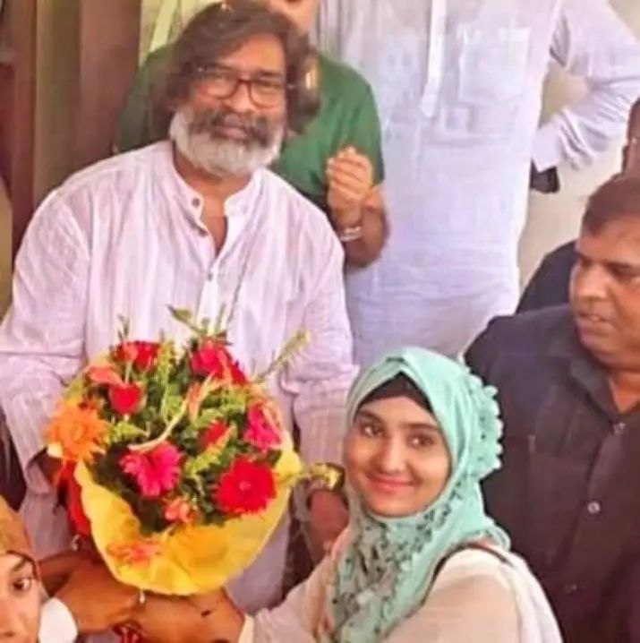 Sakshii0's tweet photo. भावी ASO Gulafsa Shani💐
नीचता की कोई सीमा नहीं, हद बेशर्मी हैं, भाड़े के स्टूडेंट्स से धन्यवाद करवाया जा रहा हैं🤣🤣🤣
#गंगाधर_ही_शक्तिमान_हैं 
#jssc_cgl_रद्द_मतलब_रद्द 
#cancel_jssc_cgl
@kunalpratap86 @amarbauri @yourBabulal https://t.co/IgjBAunRoz
