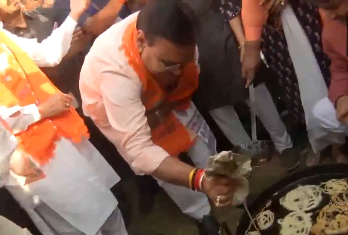 #जयपुर: राजस्थान के मुख्यमंत्री भजनलाल शर्मा ने भाजपा कार्यकर्ताओं के साथ भाजपा कार्यालय में जश्न मनाया, इस दौरान उन्होंने जलेबी बनाई...
<a href="/BhajanlalBjp/">Bhajanlal Sharma</a> <a href="/RajCMO/">CMO Rajasthan</a> <a href="/BJP4Rajasthan/">BJP Rajasthan</a> <a href="/BJP4India/">BJP</a> #RajasthanNews