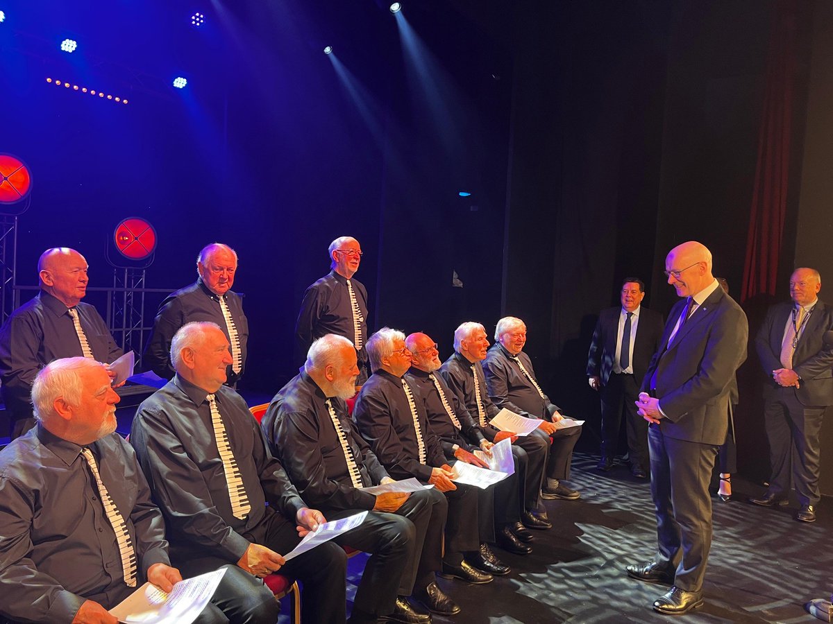 ScotGovFM's tweet image. Visiting @CentrestageMT for #ChallengePovertyWeek, First Minister @JohnSwinney announced @scotgov funding for local projects supporting families with a range of issues, including:

❤️accessing health services
💷managing finances
🧑‍💼working more flexibly

➡️ gov.scot/news/driving-t…