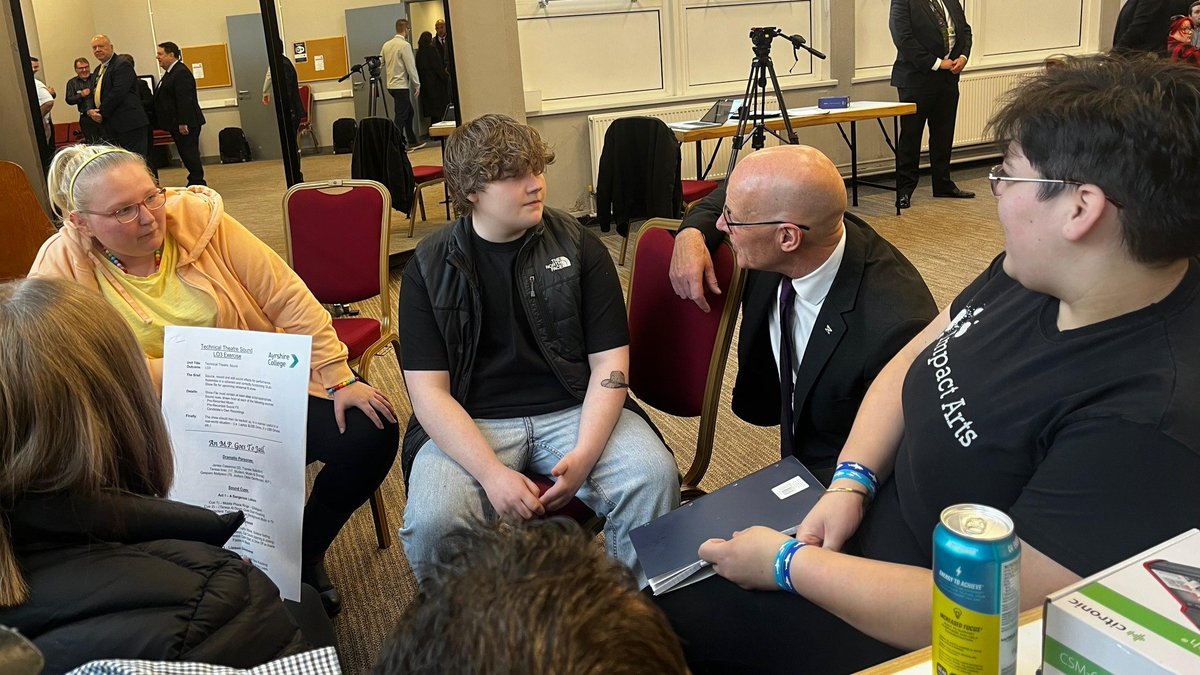 ScotGovFM's tweet image. Visiting @CentrestageMT for #ChallengePovertyWeek, First Minister @JohnSwinney announced @scotgov funding for local projects supporting families with a range of issues, including:

❤️accessing health services
💷managing finances
🧑‍💼working more flexibly

➡️ gov.scot/news/driving-t…