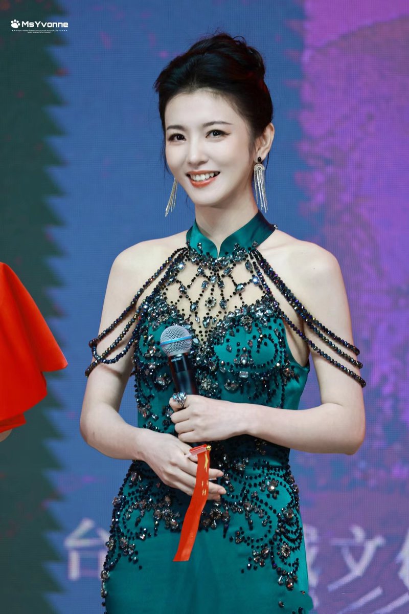 临海女儿李云霄
国庆期间在台州府城表演越剧
真的太美了
你喜欢听越剧吗？
Do you like listening to Yue Opera? https://t.co/VKsBI624YI