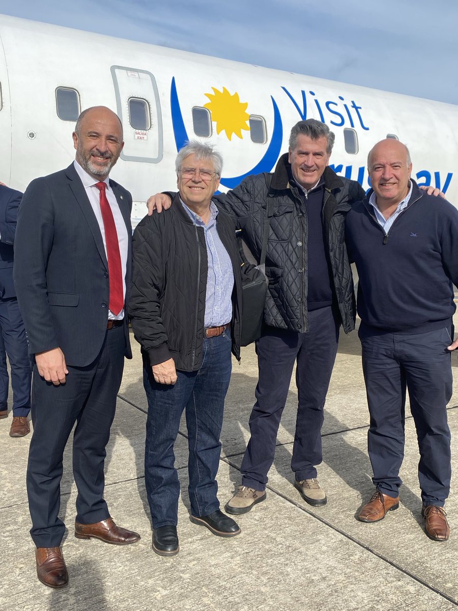 PedroBordaberry's tweet photo. Ahora en vuelo inaugural a Salto; felicitaciones Ministro Eduardo Sanguinetti y ex Ministro Tabare Viera; la conectividad aérea es fundamental para del desarrollo turística; y felicitaciones ⁦@paranair⁩ https://t.co/bRbkb2EX3d