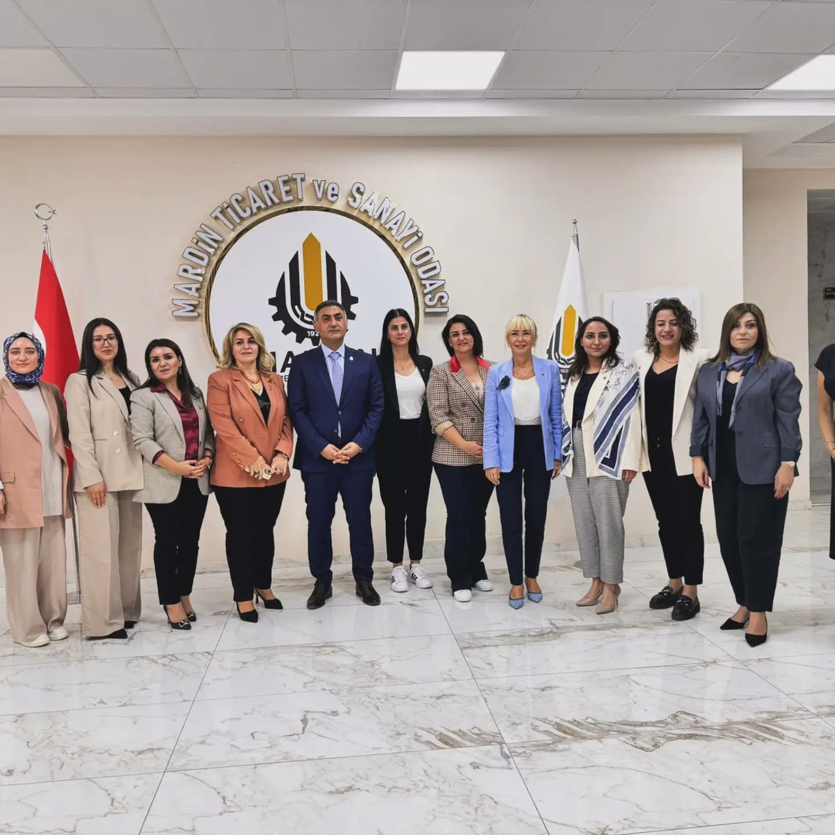 2. Bölge toplantısı için bir araya geldiğimiz Mardin'de, Mardin Ticaret ve Sanayi Odası Başkanı Sn. Hatip Çelik makamında ziyaret edildi. 
<a href="/SiirtTSO/">Siirt TSO</a>
<a href="/mardintso/">Mardin Ticaret ve Sanayi Odası</a>
<a href="/DenizHitay/">deniz hitay</a>
@tobbmardinkgk
<a href="/focalapkulu/">Fuat Özgür Çalapkulu</a>
<a href="/guvenkuzu56/">Güven Kuzu</a> 
<a href="/RHisarciklioglu/">Rifat Hisarcıklıoğlu</a>