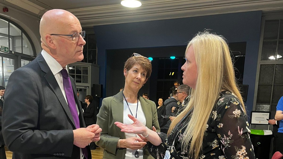 ScotGovFM's tweet image. Visiting @CentrestageMT for #ChallengePovertyWeek, First Minister @JohnSwinney announced @scotgov funding for local projects supporting families with a range of issues, including:

❤️accessing health services
💷managing finances
🧑‍💼working more flexibly

➡️ gov.scot/news/driving-t…