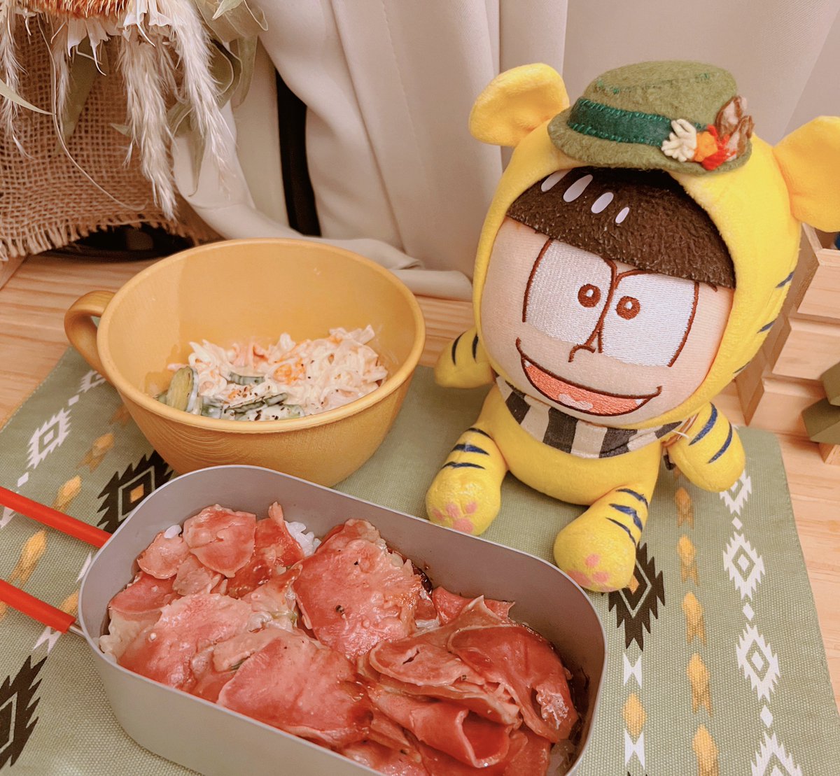 「今日の車中メシ レモン牛タン丼 きゅうりとカニカマのサラダ」|あるみかん🏡のイラスト