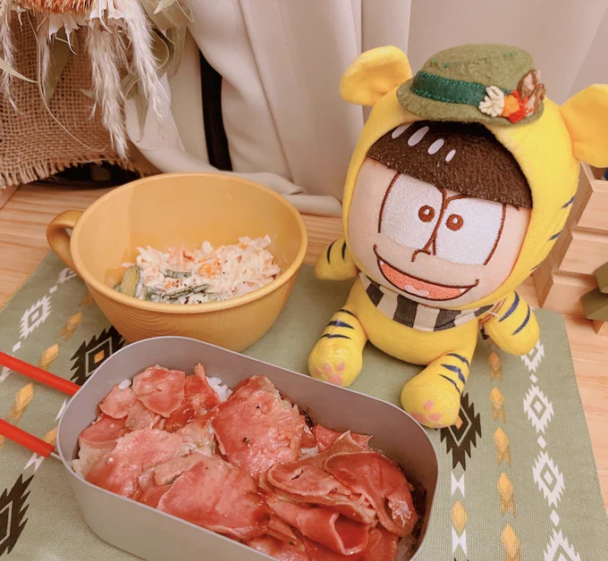 今日の車中メシ レモン牛タン丼 きゅうりとカニカマのサラダ