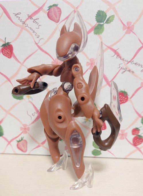 セクシーなロボ狐のガチャガチャ引いて必死で組み立ててた かわいい!!!!!!!!!!! 