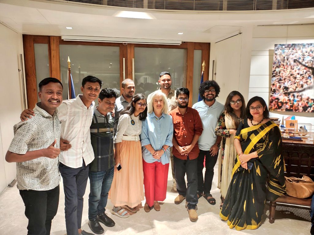 SohanYouthNetG's tweet photo. Yesterday, we joined the Meeting & Greeting on the Youth 2.0 #YouthPower to discuss aspirations and reaffirm 🇫🇷’s unwavering support during this #TransitionPeriod. The energy was contagious & the youth's commitment to a just & equitable future was crystal clear!#FRBDPartnership🇧🇩 https://t.co/IIFjo4D643