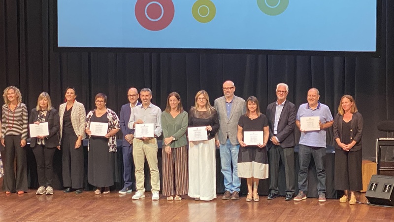 InstitutRBIV's tweet photo. El 5 d'octubre va tenir lloc l'Acte de Lliurament dels Premis de Recerca Jove 2023 (#PRJ23). Vam ser guardonats amb 3 premis 🏆: 2 a l'alumnat pels #TreballsdeRecerca de la Laia i l'Ignasi 👏 i 1 al centre en reconeixement a la nostra trajectòria en recerca i investigació 🔬 https://t.co/2hEw51PXRO