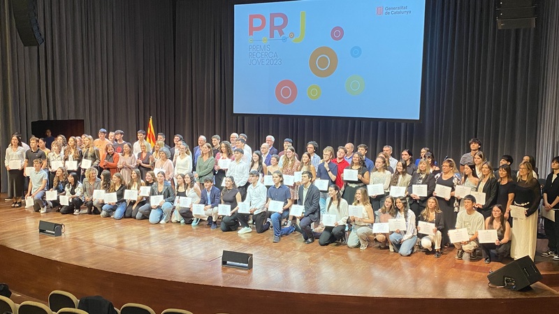 InstitutRBIV's tweet photo. El 5 d'octubre va tenir lloc l'Acte de Lliurament dels Premis de Recerca Jove 2023 (#PRJ23). Vam ser guardonats amb 3 premis 🏆: 2 a l'alumnat pels #TreballsdeRecerca de la Laia i l'Ignasi 👏 i 1 al centre en reconeixement a la nostra trajectòria en recerca i investigació 🔬 https://t.co/2hEw51PXRO