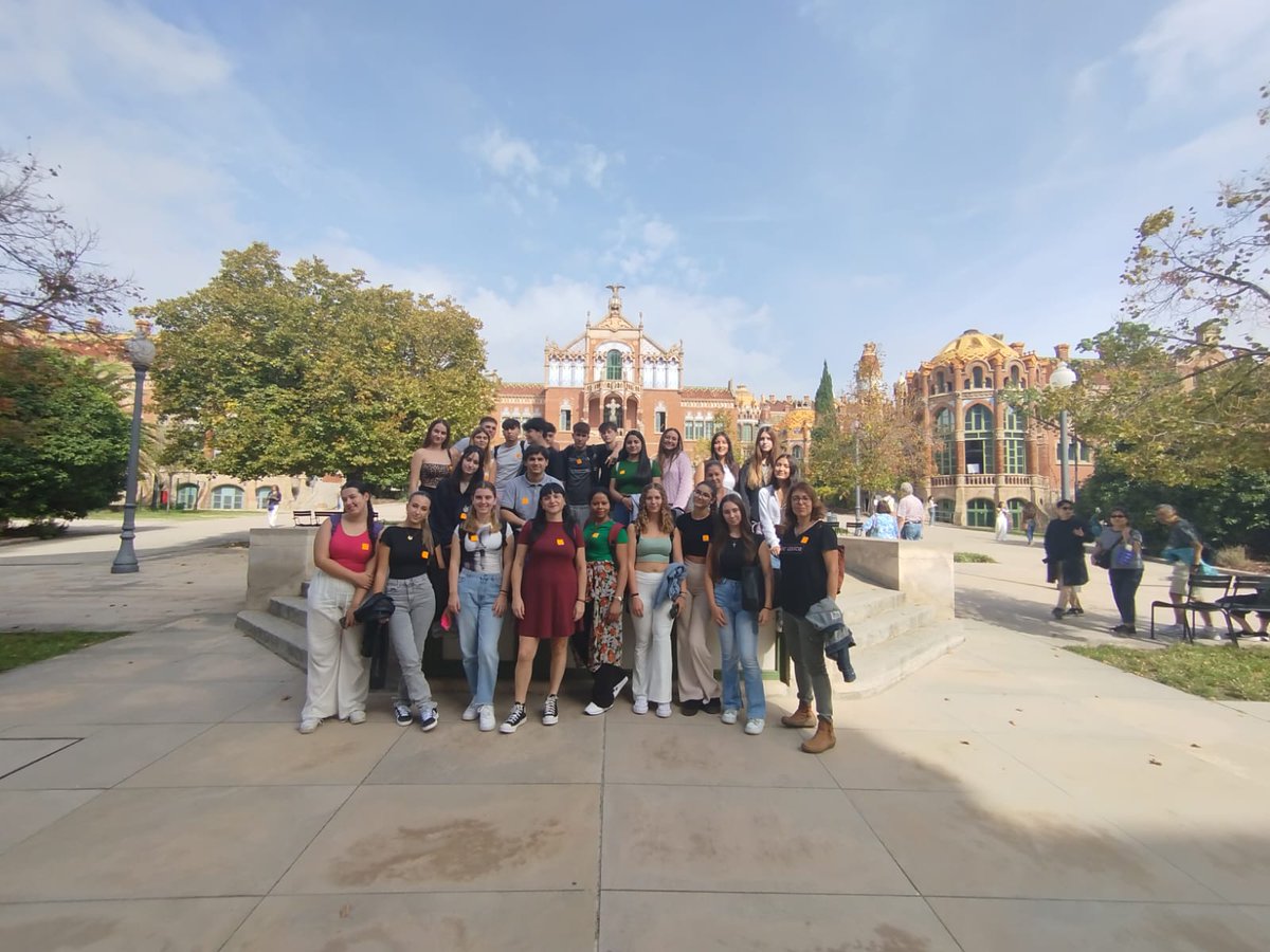 FPsanitariaVH's tweet photo. L'alumnat de CAI ha visitat el Recinte Modernista de Sant Pau.
Ha estat una visita pensada amb un doble objectiu: conèixer el context cultural-sanitari de l'antic hospital i passar una estona de convivència entre grups, fora de l'aula.
@santpaubcn 
#isvh #caiisvh #fpsanitàriavh https://t.co/oPqS044t5a