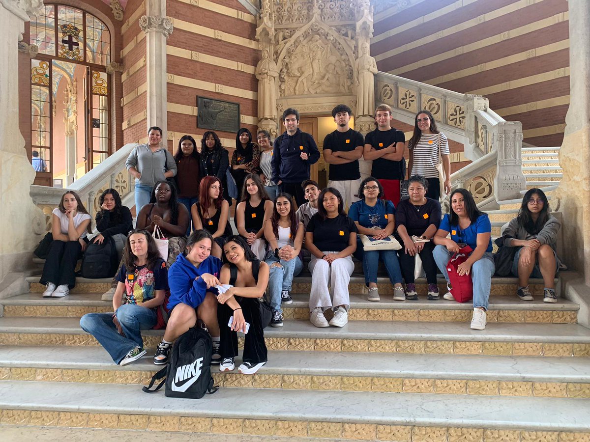 FPsanitariaVH's tweet photo. L'alumnat de CAI ha visitat el Recinte Modernista de Sant Pau.
Ha estat una visita pensada amb un doble objectiu: conèixer el context cultural-sanitari de l'antic hospital i passar una estona de convivència entre grups, fora de l'aula.
@santpaubcn 
#isvh #caiisvh #fpsanitàriavh https://t.co/oPqS044t5a