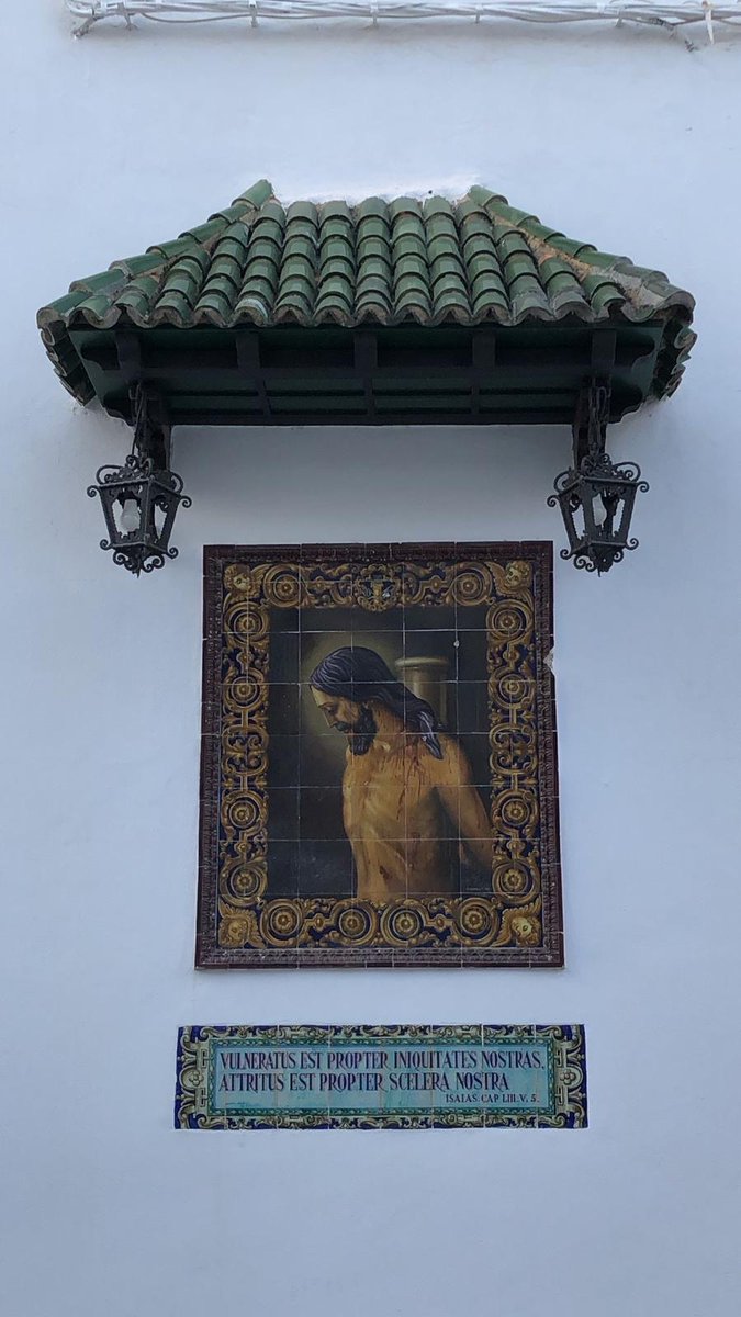 ⚪️⚫️NUESTRA HISTORIA⚫️⚪️ 
En el año 1944 se bendijo en la fachada de San Joaquín un retablo cerámico del Stmo. Cristo de la Flagelación