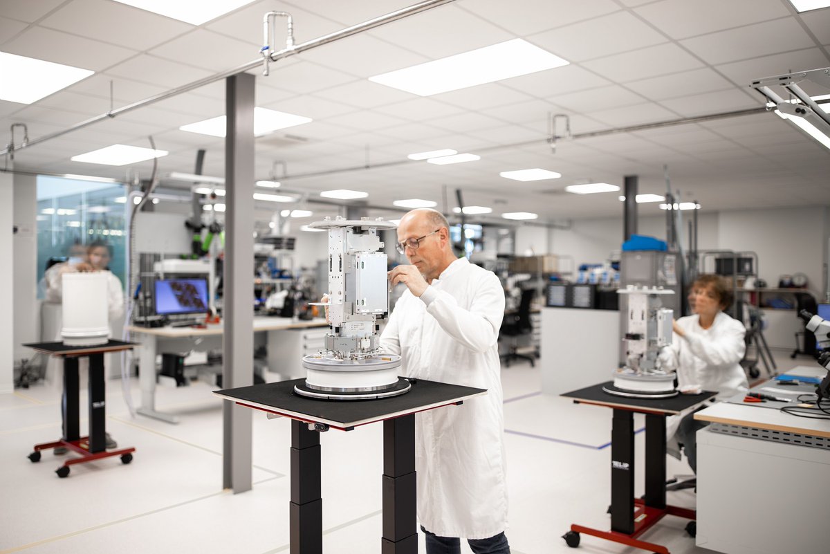 SAFRAN's tweet photo. En charge des activités #spatiales du Groupe, elle développe des équipements de très haute #technologie pour les #agences #spatiales, les #intégrateurs systèmes comme @Thales Alenia Space, @ArianeGroup ou encore @AirbusDefence and @AirbusSpace, mais également pour les acteurs du « New Space » tels que @blueorigin, @SpaceX et @VirginOrbit.